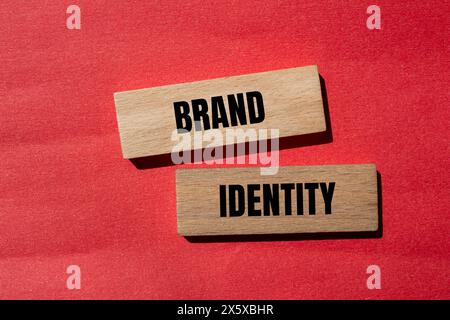 Markenbegriffe auf Holzblöcken mit rotem Hintergrund. Konzeptionelles Markenidentitätssymbol. Kopierbereich. Stockfoto