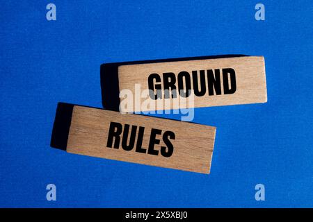 Grundregeln Wörter auf Holzblöcken mit blauem Hintergrund. Symbol für konzeptionelle Grundregeln. Kopierbereich. Stockfoto
