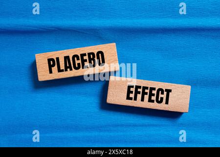 Wörter mit Plazebo-Effekt auf Holzblöcken mit blauem Hintergrund. Konzeptuelles Plazebo-Effekt-Symbol. Kopierbereich. Stockfoto