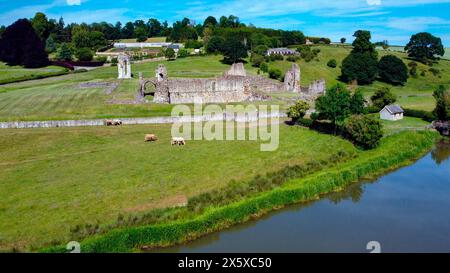 Aus der Vogelperspektive auf die Ruinen der Kirkham Priory, die sich am Ufer des Derwent in Kirkham, North Yorkshire, England, befindet. Das Augustiner Priory W Stockfoto