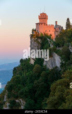 Am späten Nachmittag Sonnenlicht auf der Festung Guaita auf dem Titano-Berg in San Marino. Die Republik San Marino ist ein von ihm umgebener Mikrostaat Stockfoto