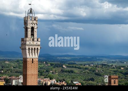 Eine Nahaufnahme des berühmten Torre del Mangia in Siena in der Toskana, Italien. Von der Aussichtsplattform Panorama dal Facciatone aus gesehen. Stockfoto