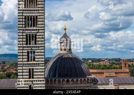 Die berühmte Kathedrale von Siena - Duomo di Siena - mit der Kuppel und dem Glockenturm. Vom Aussichtspunkt Panorama dal Facciatone aus gesehen an einem großartigen sonnigen Tag. Stockfoto