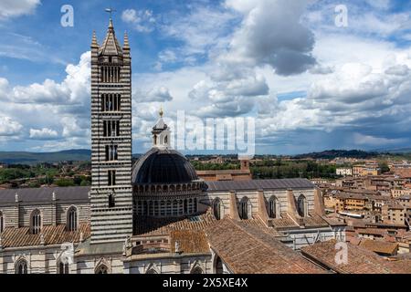 Die berühmte Kathedrale von Siena - Duomo di Siena - mit der Kuppel und dem Glockenturm. Vom Aussichtspunkt Panorama dal Facciatone aus gesehen an einem großartigen sonnigen Tag. Stockfoto