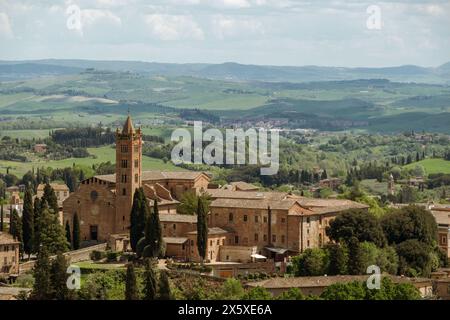 Ein wunderschöner Blick auf den traditionellen Architekten in Siena, Toskana. An einem sonnigen Tag mit trübem hellen Himmel und Blick über die sanften grünen Hügel. Stockfoto