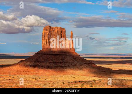 Malerischer Blick auf die prächtigen Buttes im Monument Valley, der vom Hotel aus zu sehen ist, Wanderungen, Panoramastraßen oder geführte Navajo-Ausflüge. Stockfoto