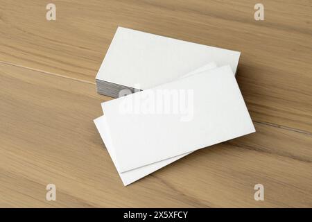 Visitenkarte vorlage für Branding Identität auf Holz Hintergrund Stockfoto