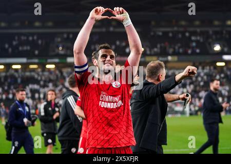 Der Dion Conroy von Crawley Town feiert den Sieg nach dem Halbfinale der Sky Bet League Two, dem zweiten Legspiel im Stadium MK, Milton Keynes. Bilddatum: Samstag, 11. Mai 2024. Stockfoto