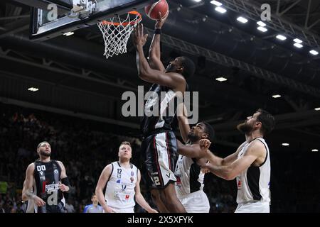 Bryant Dunston (Bologna) während der LBA während des ersten Spiels der Playoffs der italienischen Basketballmeisterschaft der Serie A1 Segafredo Virtus Bologna vs. Bertram Derthona Tortona in der Segafredo Arena, Bologna, Italien, 11. Mai 2024 - Foto: Michele Nucci Stockfoto