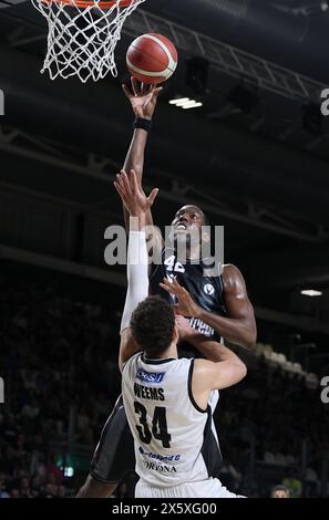 Bryant Dunston (Bologna) in Aktion von Kyle Weems (Tortona) während des LBA während des ersten Spiels der Playoffs der italienischen Basketballmeisterschaft der Serie A1 Segafredo Virtus Bologna gegen Bertram Derthona Tortona in der Segafredo Arena, Bologna, Italien, 11. Mai 2024 - Foto: Michele Nucci Stockfoto