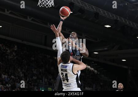 Bryant Dunston (Bologna) in Aktion von Kyle Weems (Tortona) während des LBA während des ersten Spiels der Playoffs der italienischen Basketballmeisterschaft der Serie A1 Segafredo Virtus Bologna gegen Bertram Derthona Tortona in der Segafredo Arena, Bologna, Italien, 11. Mai 2024 - Foto: Michele Nucci Stockfoto