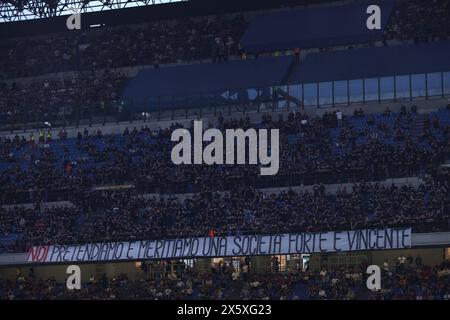 Mailand, Italien, 11. Mai 2024. Die Fans des AC Mailand zeigen Banner, die das jüngste Management des Vereins während des Spiels der Serie A in Giuseppe Meazza, Mailand, antreten. Der Bildnachweis sollte lauten: Jonathan Moscrop / Sportimage Stockfoto