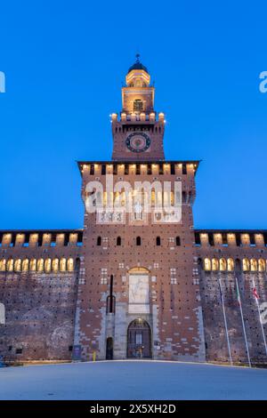 MAILAND, ITALIEN - 4. MÄRZ 2024: Schloss Sforza - Castello Sforzesco in der Abenddämmerung Stockfoto