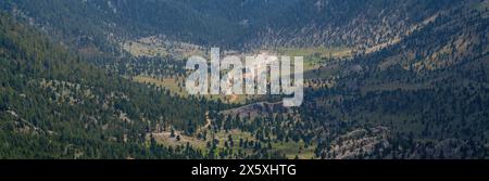 Ein Hochplateau von Häusern in einem weiten Tal. Stockfoto