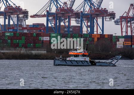 Hamburg, Deutschland - 01 23 2024: Blick vom Wasser des niederländischen Schleppers Peter mit vielen Containern im Hintergrund. Stockfoto