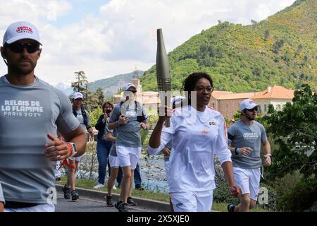 ©Francois Glories/MAXPPP - 11/05/2024 Laura Flessel-Colovic (Olympiasiegerin von Quituple und Gewinnerin der beiden Goldmedaillen im Damenepee beim Olympischen Debüt in Atlanta 1996) und Sportministerin 2017-2018. Die Olympische Fackel geht durch Dignes les Bains. Die olympischen Flammenfackeln nehmen die „Route Napoleon“ auf ihrer 68-tägigen Reise durch Frankreich, bevor sie am 26. Juli, dem Beginn der Olympischen und Paralympischen Spiele „Paris 2024“, in Paris ankommen. Dignes-les-Bains, ein Kurort in der Alpes de Haute Provence, ist ein malerischer Zwischenstopp zwischen den Lavendelfeldern und dem Schnee-Ca Stockfoto