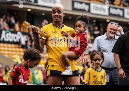 Wolverhampton, Großbritannien. Mai 2024. Wolverhampton, England, 11. Mai 2024: Mario Lemina (5 Wölfe) mit Familie nach dem Premier League-Fußballspiel zwischen Wolverhampton Wanderers und Crystal Palace im Molineux-Stadion in Wolverhampton, England (Natalie Mincher/SPP) Credit: SPP Sport Press Photo. /Alamy Live News Stockfoto