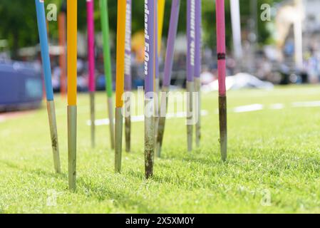 München, Deutschland. Mai 2024. München, 11. Mai 2024: Speere stecken im Gras während des Ludwig Jall Sports Festival 2024 im Dante Stadion in München. (Sven Beyrich/SPP) Credit: SPP Sport Press Photo. /Alamy Live News Stockfoto