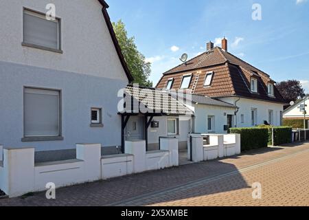 Architektur Alter Bergbausiedlungen eine modernisierte Zechenhaussiedlung an der Bonifaciusstraße in Essen Kray in unmittelbarer Nähe zur Zeche Bonifacius, wo in der Geschichte überwiegend Bergleute leben. Essen Nordrhein-Westfalen Deutschland Kray *** Architektur alter Bergbaugrundstücke Ein modernisiertes Grubenbaugebiet an der Bonifaciusstraße in der Essener Kray in unmittelbarer Nähe der Zeche Bonifacius, in der Bergleute vor allem in der Vergangenheit Essen Nordrhein-Westfalen Deutschland Kray lebten Stockfoto