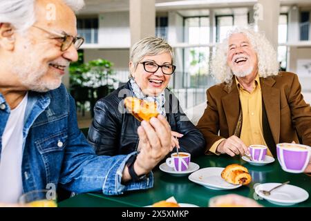 Glückliche ältere Menschen genießen Brunch Stockfoto