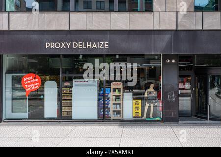 Saint Josse, Hauptstadt Brüssel, Belgien, 9. Mai 2024 - Fassade der Proxy Delhaize, einer Kette von Supermärkten und Geschäften Stockfoto