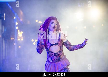 LEEUWARDEN - Auftritt von Dragqueens während der Endpause des Eurovision Song Contests am Oldehoofsterkerkhof in Leeuwarden. ANP JILMER POSTMA niederlande aus - belgien aus Stockfoto