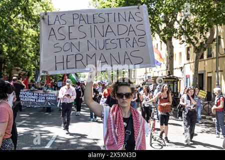 Madrid, Spanien. Mai 2024. Eine Frau hält während der Demonstration ein Plakat. In Madrid fand eine Demonstration zum Gedenken an das Datum der palästinensischen Al Nakba statt. Quelle: SOPA Images Limited/Alamy Live News Stockfoto