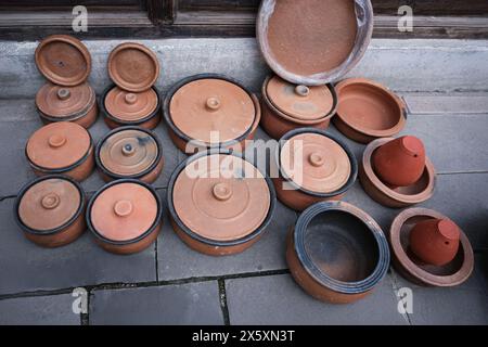 Terrakotta-Töpfe im mediterranen Stil auf einem Bürgersteig. Stockfoto