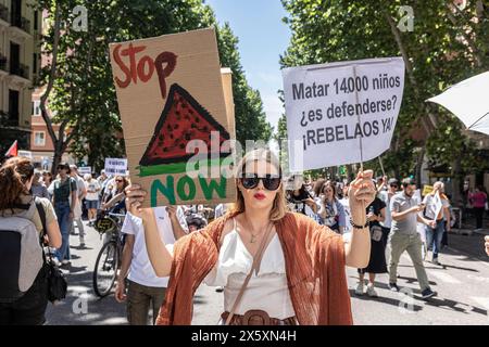 Madrid, Spanien. Mai 2024. Eine Frau hält während der Demonstration Plakate. In Madrid fand eine Demonstration zum Gedenken an das Datum der palästinensischen Al Nakba statt. Quelle: SOPA Images Limited/Alamy Live News Stockfoto