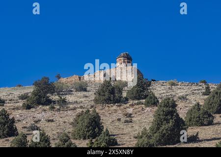 Das Hotel befindet sich im Dorf Altınsaç im Stadtteil Gevaş von Van, St. Thomas Kirche. Ruinen der Altinsac-Kirche am Van-See, Türkei. Stockfoto