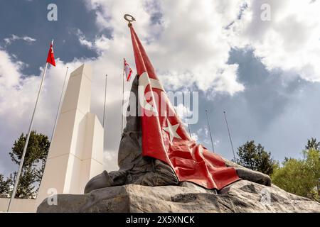 Kyrenia-Nort Zypern: 18. September 2023: Detail des Denkmals eines verwundeten türkischen Soldaten, der die türkische Flagge auf dem Militärfriedhof von Bogaz hielt. Stockfoto