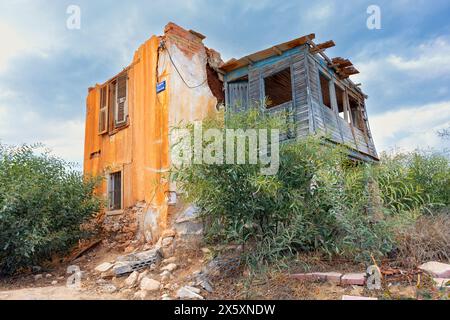 Varosha-Nordzypern: 18. Oktober 2023: Eines der Hunderte von ruinösen Gebäuden in der verlassenen Stadt Varosha | Kapali Maras, Famagusta, Norther Stockfoto