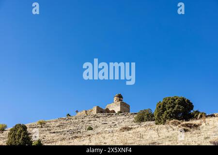 Das Hotel befindet sich im Dorf Altınsaç im Stadtteil Gevaş von Van, St. Thomas Kirche. Ruinen der Altinsac-Kirche am Van-See, Türkei. Stockfoto