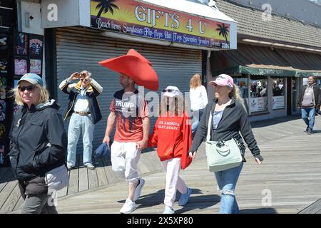 Mai 2024, Washington, District of Columbia, USA: 5/11/24 Wildwood NJ Trump-Anhänger kommen am Strand neben der Promenade an, wo der ehemalige Präsident Trump einen Wahlkampfstopp einlegen wird. (Kreditbild: © Christy Bowe/ZUMA Press Wire) NUR REDAKTIONELLE VERWENDUNG! Nicht für kommerzielle ZWECKE! Stockfoto