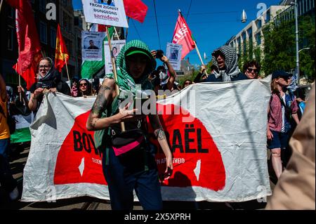 Amsterdam, Niederlande. Mai 2024. Eine Frau trägt während der Kundgebung einen palästinensischen Schal. Mehrere pro-palästinensische Organisationen veranstalteten eine Kundgebung während des 76. Jahrestages des Nakba-Tages im Zentrum von Amsterdam. Tausende von Menschen forderten einen Waffenstillstand im Gazastreifen, wo die Zahl der palästinensischen Todesopfer auf 34 789 gestiegen ist. Die Gesundheitsbehörden in Gaza sagten in einer Pressemitteilung. Quelle: SOPA Images Limited/Alamy Live News Stockfoto