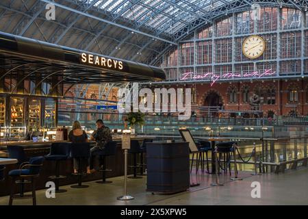 Ein Paar bei einem romantischen Drink in der Searcy's Bar St. Pancras London Stockfoto