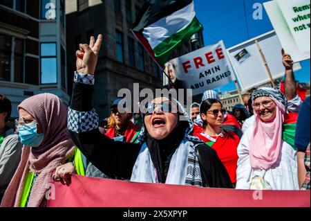 Amsterdam, Niederlande. Mai 2024. Während der Kundgebung wird eine palästinensische Frau gesehen, die pro-palästinensische Parolen ruft. Mehrere pro-palästinensische Organisationen veranstalteten eine Kundgebung während des 76. Jahrestages des Nakba-Tages im Zentrum von Amsterdam. Tausende von Menschen forderten einen Waffenstillstand im Gazastreifen, wo die Zahl der palästinensischen Todesopfer auf 34 789 gestiegen ist. Die Gesundheitsbehörden in Gaza sagten in einer Pressemitteilung. Quelle: SOPA Images Limited/Alamy Live News Stockfoto