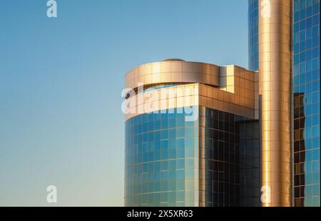 Bürogebäude, allgemein, blaue Fenster und Goldtönung des Sonnenuntergangs, großer Kopierraum Stockfoto