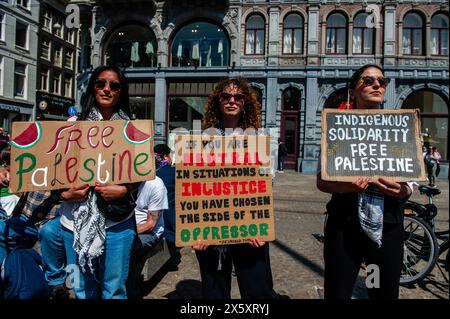 Amsterdam, Niederlande. Mai 2024. Während der Kundgebung werden drei Frauen mit Plakaten gesehen. Mehrere pro-palästinensische Organisationen veranstalteten eine Kundgebung während des 76. Jahrestages des Nakba-Tages im Zentrum von Amsterdam. Tausende von Menschen forderten einen Waffenstillstand im Gazastreifen, wo die Zahl der palästinensischen Todesopfer auf 34 789 gestiegen ist. Die Gesundheitsbehörden in Gaza sagten in einer Pressemitteilung. (Foto: Ana Fernandez/SOPA Images/SIPA USA) Credit: SIPA USA/Alamy Live News Stockfoto