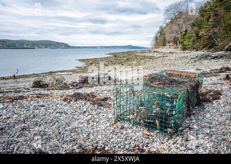 Verlassene Crabbing-Töpfe an der Küste Stockfoto