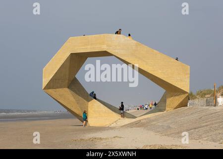 Das Beton Bauwerk WESPUNT in de Panne an der belgischen Küste nahe der Landesgrenze zu Frankreich. Die Treppen verbinden symbolisch das Meer mit den Dünen, die Natur mit der Küste und die Bewohner untereinander. 11.05.2024 de Panne Westflandern Belgien *** die WestpUNT Betonkonstruktion in de Panne an der belgischen Küste nahe der Grenze zu Frankreich die Stufen verbinden symbolisch das Meer mit den Dünen, die Natur mit der Küste und die Bewohner zueinander 11 05 2024 de Panne Westflandern Belgien Urheberrecht: xBonn.digitalx/xMarcxJohnx Stockfoto