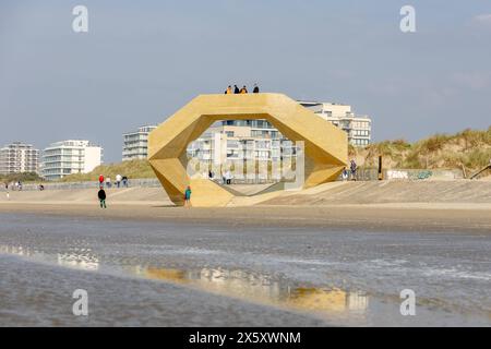 Das Beton Bauwerk WESPUNT in de Panne an der belgischen Küste nahe der Landesgrenze zu Frankreich. Die Treppen verbinden symbolisch das Meer mit den Dünen, die Natur mit der Küste und die Bewohner untereinander. 11.05.2024 de Panne Westflandern Belgien *** die WestpUNT Betonkonstruktion in de Panne an der belgischen Küste nahe der Grenze zu Frankreich die Stufen verbinden symbolisch das Meer mit den Dünen, die Natur mit der Küste und die Bewohner zueinander 11 05 2024 de Panne Westflandern Belgien Urheberrecht: xBonn.digitalx/xMarcxJohnx Stockfoto