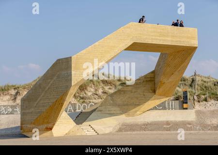 Das Beton Bauwerk WESPUNT in de Panne an der belgischen Küste nahe der Landesgrenze zu Frankreich. Die Treppen verbinden symbolisch das Meer mit den Dünen, die Natur mit der Küste und die Bewohner untereinander. 11.05.2024 de Panne Westflandern Belgien *** die WestpUNT Betonkonstruktion in de Panne an der belgischen Küste nahe der Grenze zu Frankreich die Stufen verbinden symbolisch das Meer mit den Dünen, die Natur mit der Küste und die Bewohner zueinander 11 05 2024 de Panne Westflandern Belgien Urheberrecht: xBonn.digitalx/xMarcxJohnx Stockfoto