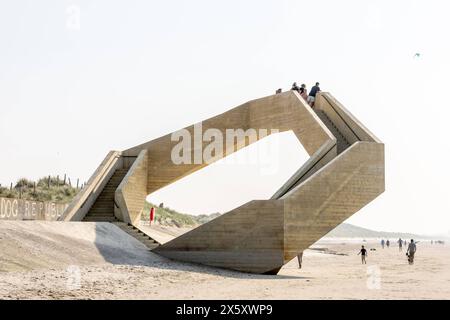 Das Beton Bauwerk WESPUNT in de Panne an der belgischen Küste nahe der Landesgrenze zu Frankreich. Die Treppen verbinden symbolisch das Meer mit den Dünen, die Natur mit der Küste und die Bewohner untereinander. 11.05.2024 de Panne Westflandern Belgien *** die WestpUNT Betonkonstruktion in de Panne an der belgischen Küste nahe der Grenze zu Frankreich die Stufen verbinden symbolisch das Meer mit den Dünen, die Natur mit der Küste und die Bewohner zueinander 11 05 2024 de Panne Westflandern Belgien Urheberrecht: xBonn.digitalx/xMarcxJohnx Stockfoto