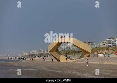 Das Beton Bauwerk WESPUNT in de Panne an der belgischen Küste nahe der Landesgrenze zu Frankreich. Die Treppen verbinden symbolisch das Meer mit den Dünen, die Natur mit der Küste und die Bewohner untereinander. 11.05.2024 de Panne Westflandern Belgien *** die WestpUNT Betonkonstruktion in de Panne an der belgischen Küste nahe der Grenze zu Frankreich die Stufen verbinden symbolisch das Meer mit den Dünen, die Natur mit der Küste und die Bewohner zueinander 11 05 2024 de Panne Westflandern Belgien Urheberrecht: xBonn.digitalx/xMarcxJohnx Stockfoto