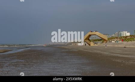 Das Beton Bauwerk WESPUNT in de Panne an der belgischen Küste nahe der Landesgrenze zu Frankreich. Die Treppen verbinden symbolisch das Meer mit den Dünen, die Natur mit der Küste und die Bewohner untereinander. 11.05.2024 de Panne Westflandern Belgien *** die WestpUNT Betonkonstruktion in de Panne an der belgischen Küste nahe der Grenze zu Frankreich die Stufen verbinden symbolisch das Meer mit den Dünen, die Natur mit der Küste und die Bewohner zueinander 11 05 2024 de Panne Westflandern Belgien Urheberrecht: xBonn.digitalx/xMarcxJohnx Stockfoto