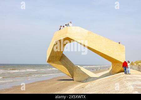 Das Beton Bauwerk WESPUNT in de Panne an der belgischen Küste nahe der Landesgrenze zu Frankreich. Die Treppen verbinden symbolisch das Meer mit den Dünen, die Natur mit der Küste und die Bewohner untereinander. 11.05.2024 de Panne Westflandern Belgien *** die WestpUNT Betonkonstruktion in de Panne an der belgischen Küste nahe der Grenze zu Frankreich die Stufen verbinden symbolisch das Meer mit den Dünen, die Natur mit der Küste und die Bewohner zueinander 11 05 2024 de Panne Westflandern Belgien Urheberrecht: xBonn.digitalx/xMarcxJohnx Stockfoto