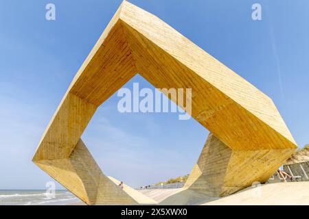 Das Beton Bauwerk WESPUNT in de Panne an der belgischen Küste nahe der Landesgrenze zu Frankreich. Die Treppen verbinden symbolisch das Meer mit den Dünen, die Natur mit der Küste und die Bewohner untereinander. 11.05.2024 de Panne Westflandern Belgien *** die WestpUNT Betonkonstruktion in de Panne an der belgischen Küste nahe der Grenze zu Frankreich die Stufen verbinden symbolisch das Meer mit den Dünen, die Natur mit der Küste und die Bewohner zueinander 11 05 2024 de Panne Westflandern Belgien Urheberrecht: xBonn.digitalx/xMarcxJohnx Stockfoto