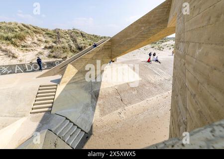 Das Beton Bauwerk WESPUNT in de Panne an der belgischen Küste nahe der Landesgrenze zu Frankreich. Die Treppen verbinden symbolisch das Meer mit den Dünen, die Natur mit der Küste und die Bewohner untereinander. 11.05.2024 de Panne Westflandern Belgien *** die WestpUNT Betonkonstruktion in de Panne an der belgischen Küste nahe der Grenze zu Frankreich die Stufen verbinden symbolisch das Meer mit den Dünen, die Natur mit der Küste und die Bewohner zueinander 11 05 2024 de Panne Westflandern Belgien Urheberrecht: xBonn.digitalx/xMarcxJohnx Stockfoto