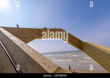 Das Beton Bauwerk WESPUNT in de Panne an der belgischen Küste nahe der Landesgrenze zu Frankreich. Die Treppen verbinden symbolisch das Meer mit den Dünen, die Natur mit der Küste und die Bewohner untereinander. 11.05.2024 de Panne Westflandern Belgien *** die WestpUNT Betonkonstruktion in de Panne an der belgischen Küste nahe der Grenze zu Frankreich die Stufen verbinden symbolisch das Meer mit den Dünen, die Natur mit der Küste und die Bewohner zueinander 11 05 2024 de Panne Westflandern Belgien Urheberrecht: xBonn.digitalx/xMarcxJohnx Stockfoto